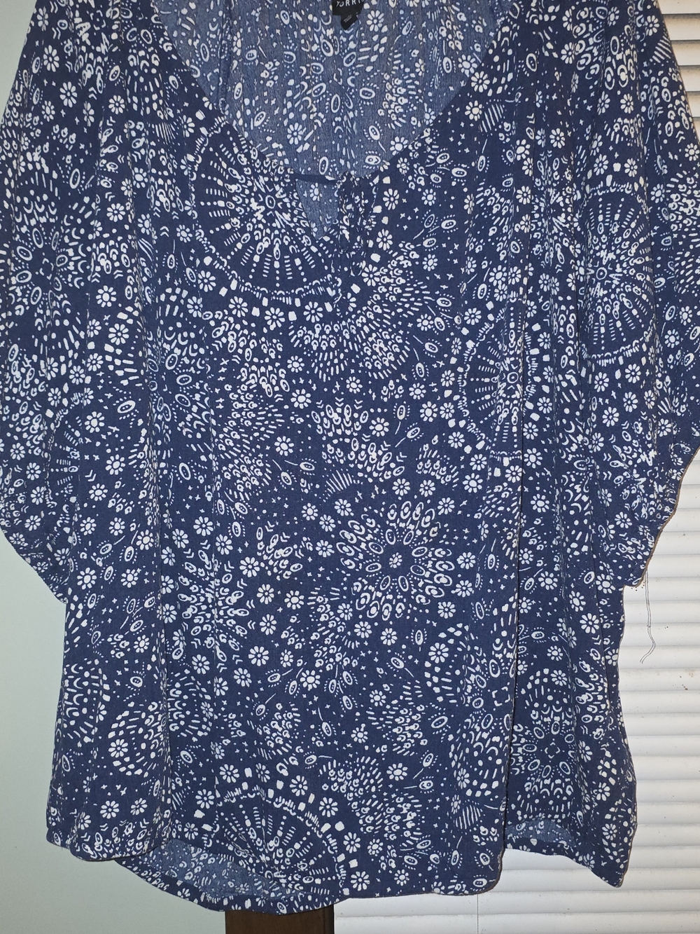 Torrid Navy Blue and White Printed Blouse Sz 5
